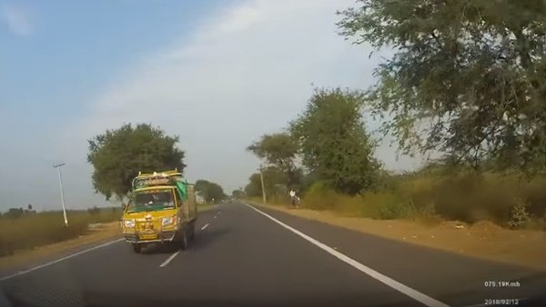 சின்ன சேலம் அருகே தடம் மாறி நேருக்கு நேர் வந்த லோடு வேன்... மயிரிழையில் தப்பிய கார்!