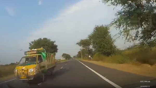 சின்ன சேலம் அருகே தடம் மாறி நேருக்கு நேர் வந்த லோடு வேன்... மயிரிழையில் தப்பிய கார்!