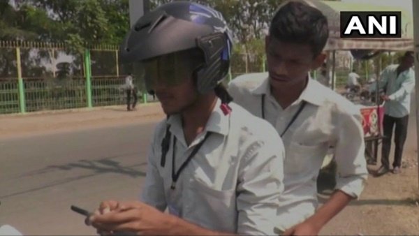 வெறும் 1,500 ரூபாயில் வழிகாட்டும் வசதியுடன் பைக் ஹெல்மெட்: மாணவர்கள் அசத்தல்