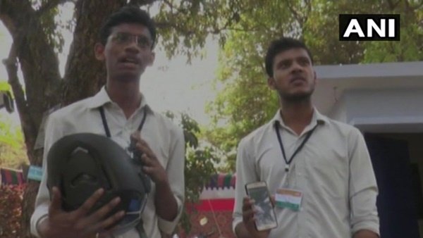 வெறும் 1,500 ரூபாயில் வழிகாட்டும் வசதியுடன் பைக் ஹெல்மெட்: மாணவர்கள் அசத்தல்