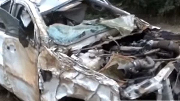 400 அடி பள்ளத்தில் கவிழ்ந்தாலும் 7 உயிர்களை காப்பாற்றிய எண்டெவர் எஸ்யூவியின் கட்டுமானம் 400 அடி பள்ளத்தில் கவிழ்ந்தாலும் 7 உயிர்களை காப்பாற்றிய எண்டெவர் எஸ்யூவியின் கட்டுமானம்