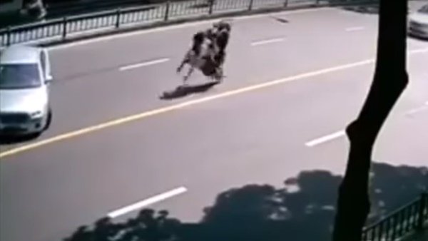 இந்த விபத்தை பார்த்த பின்னர் தெரிஞ்சுக்க வேண்டிய விஷயம் இதுதான்! இந்த விபத்தை பார்த்த பின்னர் தெரிஞ்சுக்க வேண்டிய விஷயம் இதுதான்!