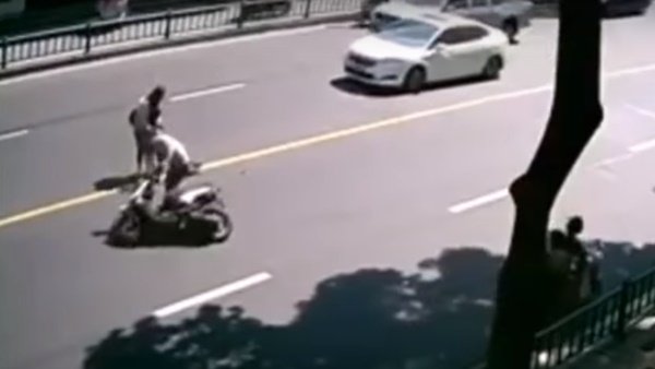 இந்த விபத்தை பார்த்த பின்னர் தெரிஞ்சுக்க வேண்டிய விஷயம் இதுதான்! இந்த விபத்தை பார்த்த பின்னர் தெரிஞ்சுக்க வேண்டிய விஷயம் இதுதான்!