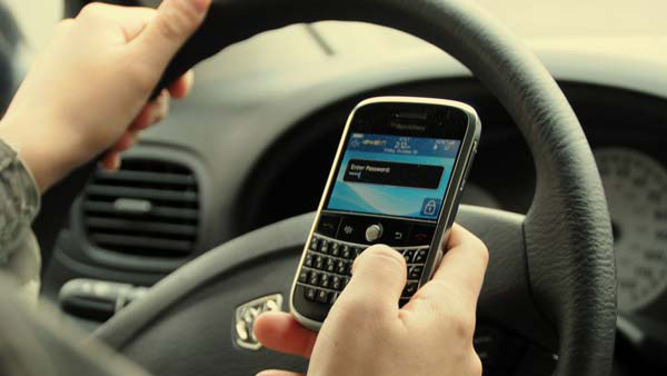 மொபைல்போனில் பேசியதால் வந்த வினை... ஷண நேரத்தில் பறிபோன 3 உயிர்கள்!