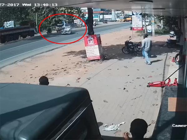 அதிவேகத்தில் வந்த மாருதி பலேனோ கார் ’பறந்து’ சென்று வீட்டின் மேற்கூரையில் தரையிறக்கம்..!!