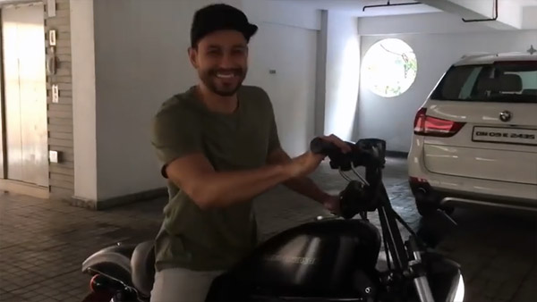 ஹெல்மெட் அணியாமல பைக் ஓட்டிய இந்தி நடிகருக்கு டுவிட்டர் மூலம் அபராதம் விதித்து மும்பை போலீஸ் அதிரடி