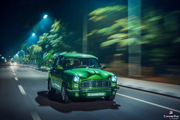 வாவ்... அம்பாசடரை புதுப்பித்து மெருகேற்றி அசரடித்த நிறுவனம்! வாவ்... அம்பாசடரை புதுப்பித்து மெருகேற்றி அசரடித்த நிறுவனம்!