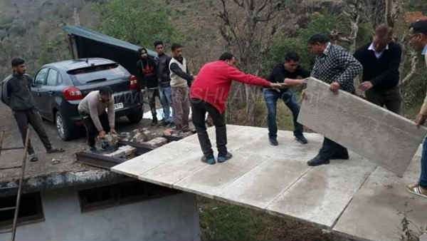 கட்டுப்பாட்டையிழந்து வீட்டின் மேற்கூரைக்கு பறந்த பலேனோ கார்