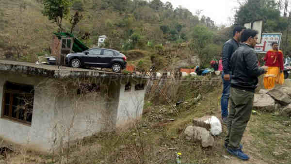 கட்டுப்பாட்டையிழந்து வீட்டின் மேற்கூரைக்கு பறந்த பலேனோ கார்