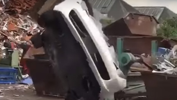 அப்பளமாக நொறுங்கிய ஃபெராரி கார்; வைரலாகும் வீடியோ