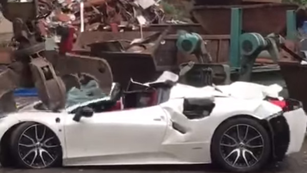 அப்பளமாக நொறுங்கிய ஃபெராரி கார்; வைரலாகும் வீடியோ