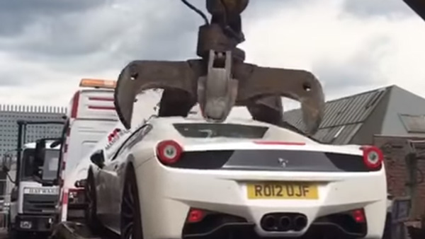 அப்பளமாக நொறுங்கிய ஃபெராரி கார்; வைரலாகும் வீடியோ