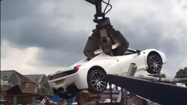 அப்பளமாக நொறுங்கிய ஃபெராரி கார்; வைரலாகும் வீடியோ