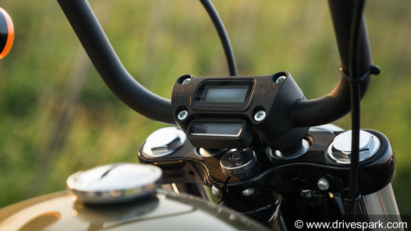 இன்ஸ்ட்ரூமென்ட் க்ளஸ்ட்டர்: 