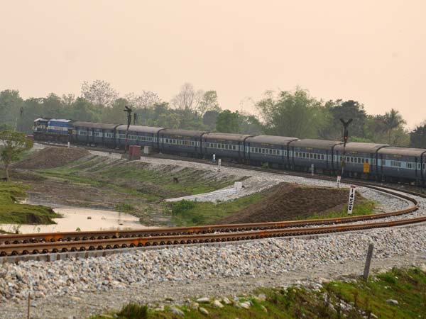 டீசல் ரயிலை மின்சார ரயிலாக மாற்றி இந்திய ரயில்வே சாதனை..!!