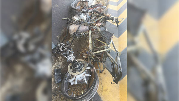 சாதனைப் பயணம் மேற்கொண்டவரின் கேடிஎம் பைக் தீயில் கருகி நாசம்! சாதனைப் பயணம் மேற்கொண்டவரின் கேடிஎம் பைக் தீயில் கருகி நாசம்!