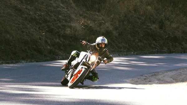 சாதனைப் பயணம் மேற்கொண்டவரின் கேடிஎம் பைக் தீயில் கருகி நாசம்! சாதனைப் பயணம் மேற்கொண்டவரின் கேடிஎம் பைக் தீயில் கருகி நாசம்!