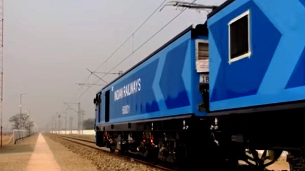 இந்தியாவின் சக்திவாய்ந்த ரயில் எஞ்சின் முதல் தரிசனம்!