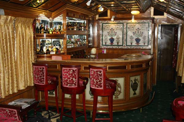 சொகுசு சுற்றுலா ரயில்களில் கட்டணம் பாதியாக குறைப்பு!!