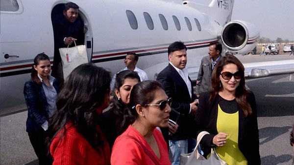 சொந்தமான விமானம் வைத்திருக்கும் இந்தி திரைப்பட பிரபலங்கள் யார் யார் தெரியுமா?