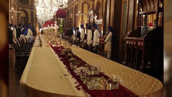 புதிய மெர்சிடிஸ் பென்ஸ் எஸ் க்ளாஸ் காரின் மீடியா டிரைவ்... அமர்க்களப்படுத்திய பென்ஸ்!