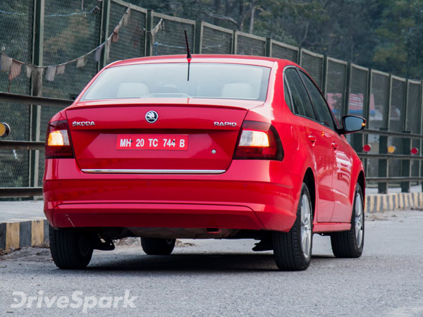 செடான் கார்களின் பின்புற வைப்பர் கொடுக்கப்படுவதில்லை ஏன்?