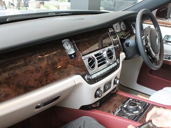 மாப்பிள்ளை பார்ப்பதுபோன்று வாடிக்கையாளரை தேர்வு செய்யும் ரோல்ஸ்ராய்ஸ்!