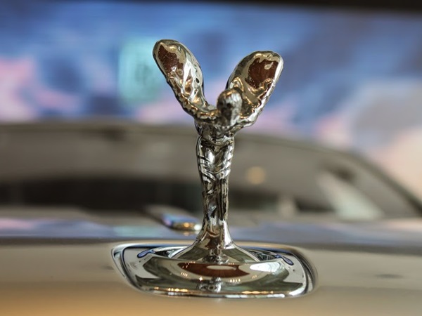 மாப்பிள்ளை பார்ப்பதுபோன்று வாடிக்கையாளரை தேர்வு செய்யும் ரோல்ஸ்ராய்ஸ்!