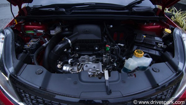 புதிய டாடா நெக்ஸான் காரில் அதிக வசதிகள் கொண்ட புதிய வேரியண்ட் அறிமுகம்!