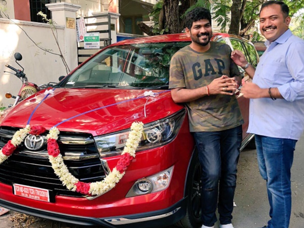  இயக்குனர் விக்னேஷ் சிவனுக்கு இன்னோவா கார் பரிசளித்த நடிகர் சூர்யா!