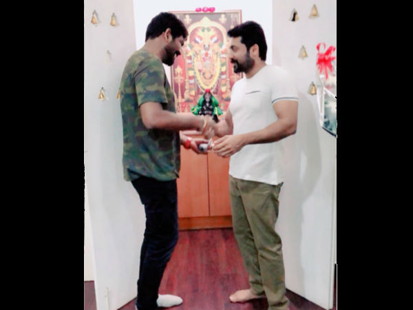  இயக்குனர் விக்னேஷ் சிவனுக்கு இன்னோவா கார் பரிசளித்த நடிகர் சூர்யா!