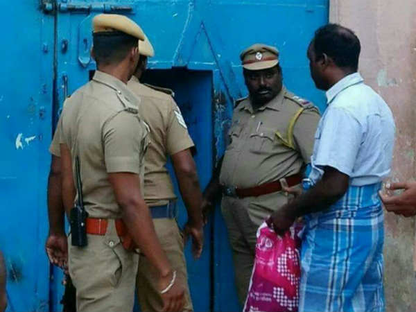 வாகனத் தணிக்கை பெயரில் தொடரும் போலீஸ் அராஜகம்! வாகனத் தணிக்கை பெயரில் தொடரும் போலீஸ் அராஜகம்!