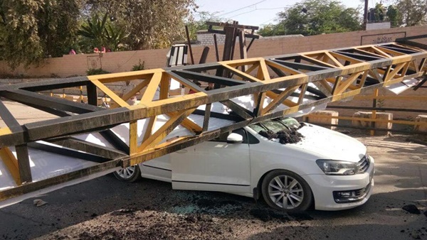 இரும்பு கோபுரத்தை தாங்கி பிடித்து உரிமையாளரை காப்பாற்றிய ஃபோக்ஸ்வேகன் வென்ட்டோ! இரும்பு கோபுரத்தை தாங்கி பிடித்து உரிமையாளரை காப்பாற்றிய ஃபோக்ஸ்வேகன் வென்ட்டோ!