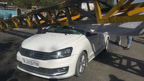 இரும்பு கோபுரத்தை தாங்கி பிடித்து உரிமையாளரை காப்பாற்றிய ஃபோக்ஸ்வேகன் வென்ட்டோ! இரும்பு கோபுரத்தை தாங்கி பிடித்து உரிமையாளரை காப்பாற்றிய ஃபோக்ஸ்வேகன் வென்ட்டோ!