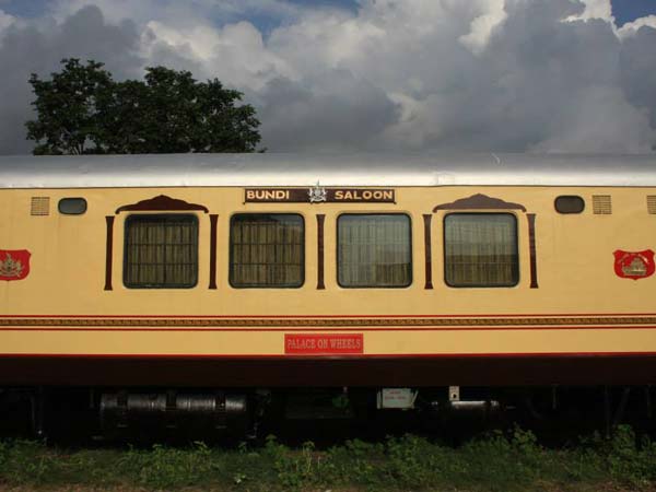 சொகுசு சுற்றுலா ரயில்களில் கட்டணம் பாதியாக குறைப்பு!!