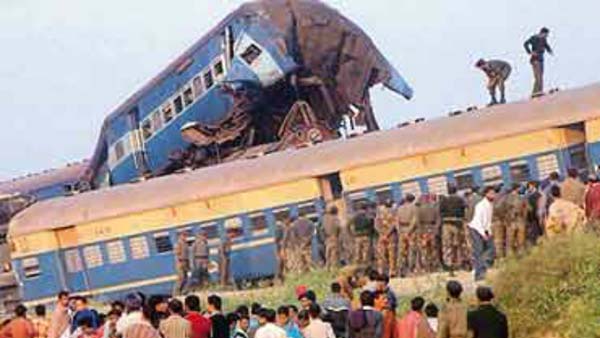 இந்தியாவில் நடந்த மிக மோசமான 10 ரயில் விபத்துக்களின் பட்டியல்