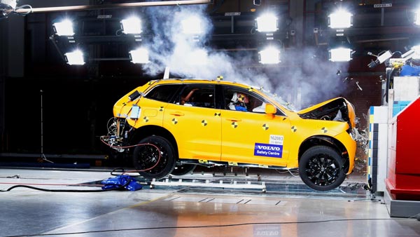 விபத்தில் சிக்கிய காருக்குள் இருப்பவர்ளுக்கு இவைகள் தான் பாதுகாப்பு