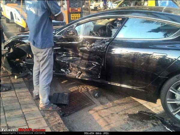 மும்பையில் அஸ்டன் ரேபிட் கார் விபத்து: முகப்பு