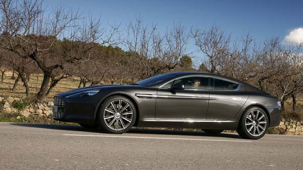 மும்பையில் அஸ்டன் ரேபிட் கார் விபத்து: முகப்பு