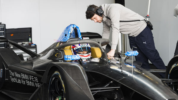 பிஎம்டபிள்யூ நிறுவனத்தின் முதல் ஃபார்முலா இ மின்சார ரேஸ் கார்!!