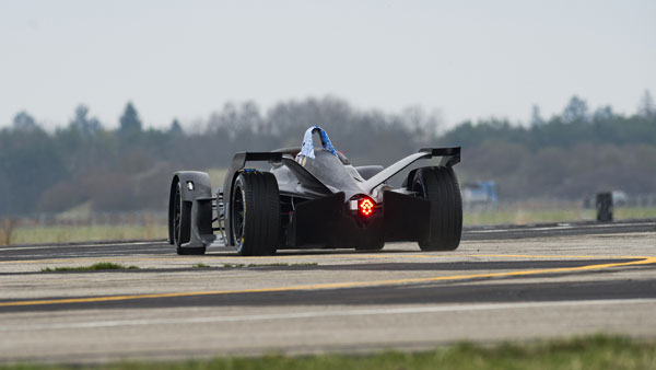 பிஎம்டபிள்யூ நிறுவனத்தின் முதல் ஃபார்முலா இ மின்சார ரேஸ் கார்!!