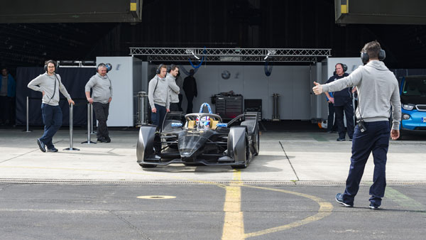 பிஎம்டபிள்யூ நிறுவனத்தின் முதல் ஃபார்முலா இ மின்சார ரேஸ் கார்!!