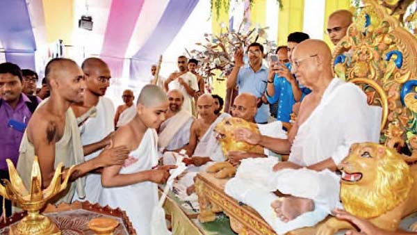 ஃபெராரி கார் ஆசையை துறந்து துறவியான 12 வயது சிறுவன்