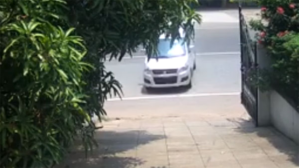 காரை நீச்சல் அடிக்கவிட்ட அமெரிக்க பெண்; பேஸ்புக்கில் வைரலாகும் போட்டோ