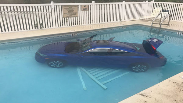 காரை நீச்சல் அடிக்கவிட்ட அமெரிக்க பெண்; பேஸ்புக்கில் வைரலாகும் போட்டோ