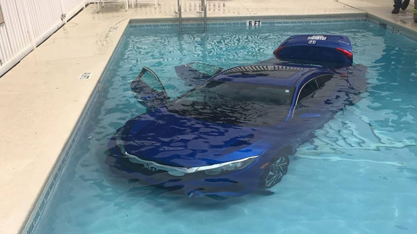 காரை நீச்சல் அடிக்கவிட்ட அமெரிக்க பெண்; பேஸ்புக்கில் வைரலாகும் போட்டோ