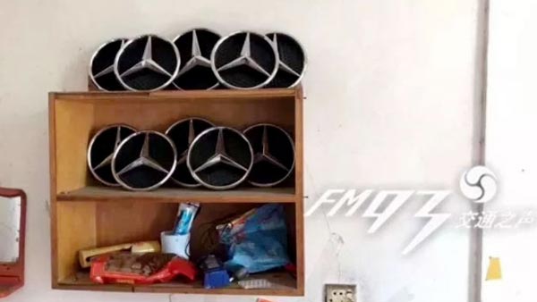 லைக் வாங்குவதற்காக பென்ஸ் லோகாவை திருடியவன் கைது