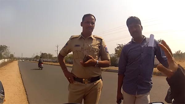 ஹெல்மெட் போட்டு பைக் ஓட்டினால் ரேஸ் தான் ; போலீசாரின் விஞ்ஞான கண்டுபிடிப்பு