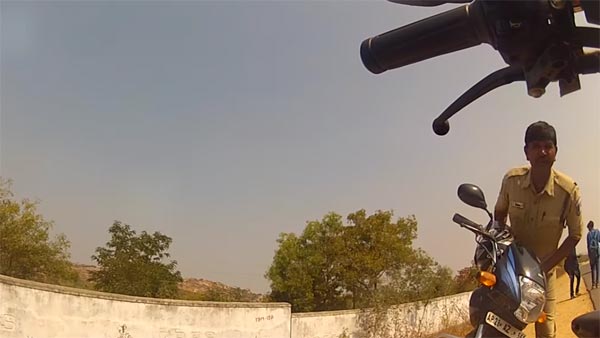 ஹெல்மெட் போட்டு பைக் ஓட்டினால் ரேஸ் தான் ; போலீசாரின் விஞ்ஞான கண்டுபிடிப்பு