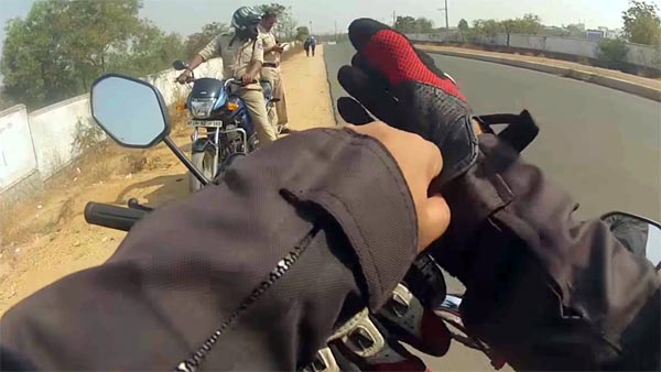 ஹெல்மெட் போட்டு பைக் ஓட்டினால் ரேஸ் தான் ; போலீசாரின் விஞ்ஞான கண்டுபிடிப்பு